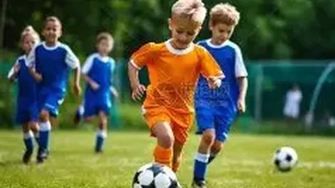 朱亚文与00后刘浩存戏外亲密互动，网友热议：太占便宜了