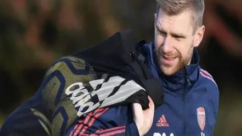 “九犯失误集体责任，里夫斯呼吁持续进步为夺冠之本”