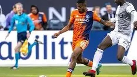 中国短道速滑男队肃立国旗前，林孝埈引领向国歌致敬感人场面